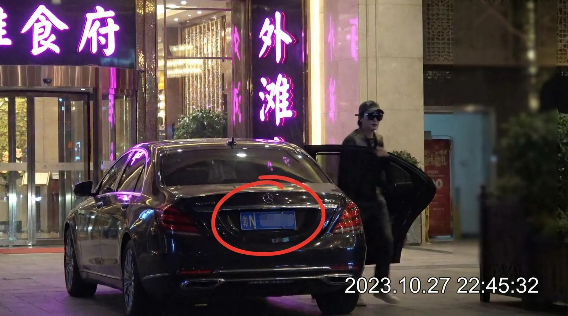 韩国伦理电影 - 豪车餐厅外被拍